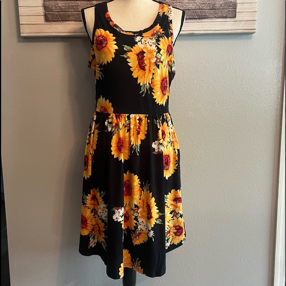 👗NWOT Sunflower Woman’s Sleeveless Swing Sundress Size L